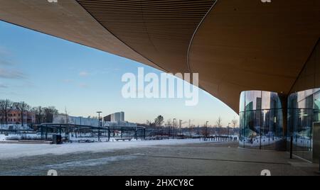 Helsinki, Finlandia, dicembre 2021. L'enorme baldacchino in legno della biblioteca centrale Oodi Foto Stock