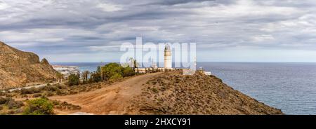 Vista panoramica del faro di Cabo Sacratif sulla costa andalusa vicino a Motril Foto Stock