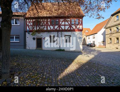 Municipio storico nel villaggio viticolo Neuses am Berg al Volkacher Mainschleife, città di Dettelbach, distretto Kitzingen, bassa Franconia, Baviera, Germania Foto Stock