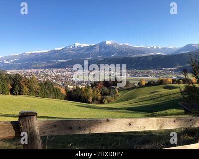 Vista di Innsbruck, dell'aeroporto di Innsbruck e di Patscherkofel e di Glungezer sullo sfondo, fine autunno, Kranebitten, Rauschbrunnen, natura, Montagne, Innsbruck, Tirolo, Austria Foto Stock