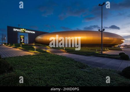 STAZIONE DI GIOCO presso il centro commerciale Westfield CENTRO a Oberhausen-Neue Mitte, intrattenimento, serata, ora blu, illuminazione, Oberhausen, zona della Ruhr, Renania settentrionale-Vestfalia Foto Stock