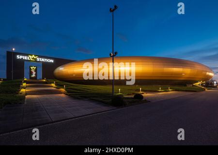 STAZIONE DI GIOCO presso il centro commerciale Westfield CENTRO a Oberhausen-Neue Mitte, intrattenimento, serata, ora blu, illuminazione, Oberhausen, zona della Ruhr, Renania settentrionale-Vestfalia Foto Stock