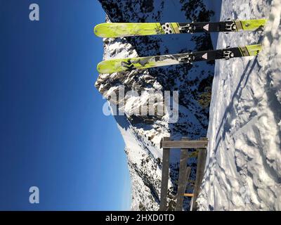 Un paio di sci da turismo bloccato nella neve, Seefelder Spitze sullo sfondo, paesaggio invernale, natura, montagne, Härmelekopf, Rosshütte, Seefeld, Tirolo, Austria Foto Stock