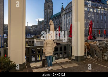 Città anseatica di Amburgo, vista nei portici dell'Alsterarkaden Foto Stock