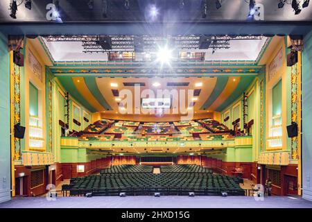 Vista dell'auditorium dal retro del palco. Stockton Globe, Stockton-on-Tees, Regno Unito. Architetto: Space Group Architects, 2020. Foto Stock