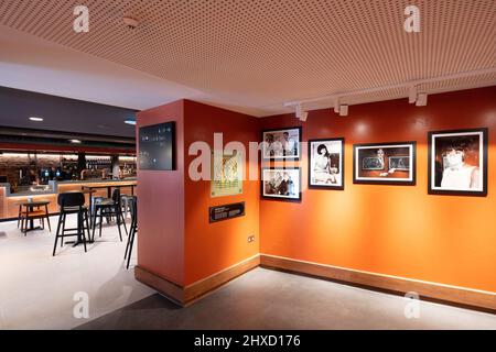 Vista nel link dal globo. Stockton Globe, Stockton-on-Tees, Regno Unito. Architetto: Space Group Architects, 2020. Foto Stock