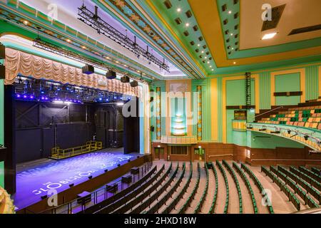 Il palco e le bancarelle nell'auditorium. Stockton Globe, Stockton-on-Tees, Regno Unito. Architetto: Space Group Architects, 2020. Foto Stock