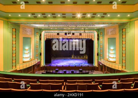 Vista dell'auditorium dal retro del cerchio. Stockton Globe, Stockton-on-Tees, Regno Unito. Architetto: Space Group Architects, 2020. Foto Stock