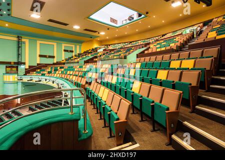 Vista dell'auditorium dal lato del cerchio. Stockton Globe, Stockton-on-Tees, Regno Unito. Architetto: Space Group Architects, 2020. Foto Stock