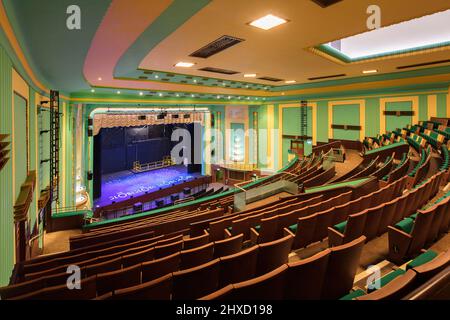 Vista dell'auditorium dal retro del cerchio. Stockton Globe, Stockton-on-Tees, Regno Unito. Architetto: Space Group Architects, 2020. Foto Stock