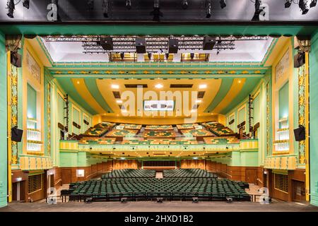 Vista dell'auditorium dal retro del palco. Stockton Globe, Stockton-on-Tees, Regno Unito. Architetto: Space Group Architects, 2020. Foto Stock