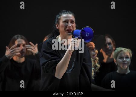 Londra, Regno Unito. 11th marzo 2022. Belarus Free Theatre presenta i cani d'Europa al Teatro Barbican. Sulla base di un romanzo di Alhierd Bacharevic – attualmente bandito in Bielorussia, l’ultima produzione di scena del pluripremiato Teatro libero della Bielorussia è un dramma viscerale e psicologico ambientato nel prossimo futuro, raffigurante un super-stato distopico in cui i diritti individuali hanno dato il posto al controllo. Credit: Guy Corbishley/Alamy Live News Foto Stock