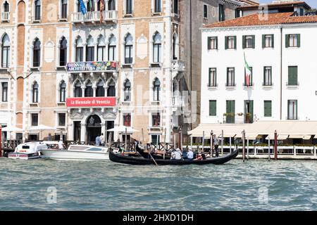 Traghetto in gondola di fronte a Palazzo Ca'Giustinian sul Canal Grande di Venezia Foto Stock