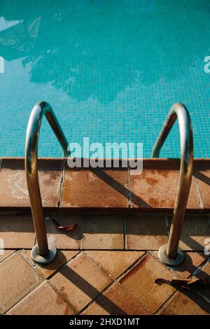 Scala da bagno di una piscina con piastrelle mediterranee Foto Stock