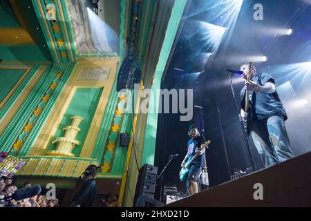 Musicisti McFly sul palco. Stockton Globe, Stockton-on-Tees, Regno Unito. Architetto: Space Group Architects, 2020. Foto Stock
