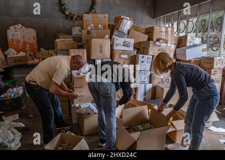 Barcellona, Spagna. 11th Mar 2022. Volontari ucraini sono visti nella Parrocchia di Santa Monica collaborando alla raccolta di materiale di emergenza per aiutare i rifugiati al confine con la Polonia. I volontari ucraini residenti a Barcellona svolgono diverse iniziative di sostegno per i loro compatrioti dopo l'occupazione russa dello stato ucraino. (Foto di Paco Freire/SOPA Images/Sipa USA) Credit: Sipa USA/Alamy Live News Foto Stock