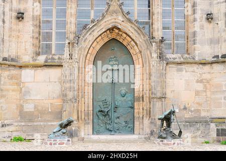 Portale d'ingresso della Johanniskirche o della Chiesa di San Giovanni, Magdeburg, Sassonia-Anhalt, Germania Foto Stock