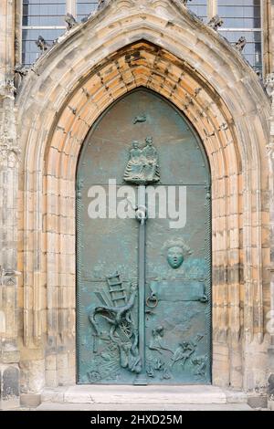 Portale d'ingresso della Johanniskirche o della Chiesa di San Giovanni, Magdeburg, Sassonia-Anhalt, Germania Foto Stock