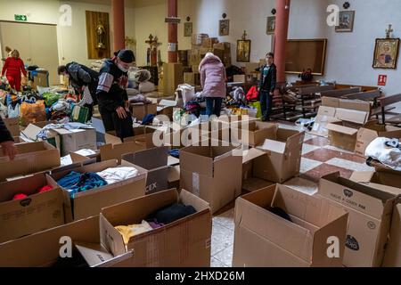 Barcellona, Catalogna, Spagna. 11th Mar 2022. Volontari ucraini sono visti nella Parrocchia di Santa Monica collaborando alla raccolta di materiale di emergenza per aiutare i rifugiati al confine con la Polonia. I volontari ucraini residenti a Barcellona svolgono diverse iniziative di sostegno per i loro compatrioti dopo l'occupazione russa dello stato ucraino. (Credit Image: © Paco Freire/SOPA Images via ZUMA Press Wire) Credit: ZUMA Press, Inc./Alamy Live News Foto Stock