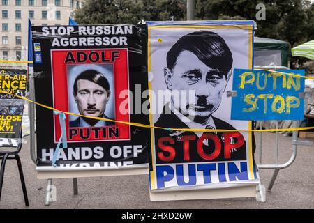 Barcellona, Catalogna, Spagna. 11th Mar 2022. In Plaza Catalunya si vedono manifesti che raffigurano il presidente russo Vladimir Putin come Adolf Hitler. I volontari ucraini residenti a Barcellona svolgono diverse iniziative di sostegno per i loro compatrioti dopo l'occupazione russa dello stato ucraino. (Credit Image: © Paco Freire/SOPA Images via ZUMA Press Wire) Credit: ZUMA Press, Inc./Alamy Live News Foto Stock