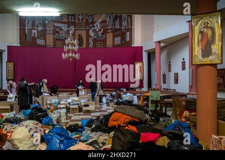 Barcellona, Spagna. 11th Mar 2022. Volontari ucraini sono visti nella Parrocchia di Santa Monica collaborando alla raccolta di materiale di emergenza per aiutare i rifugiati al confine con la Polonia. I volontari ucraini residenti a Barcellona svolgono diverse iniziative di sostegno per i loro compatrioti dopo l'occupazione russa dello stato ucraino. (Foto di Paco Freire/SOPA Images/Sipa USA) Credit: Sipa USA/Alamy Live News Foto Stock