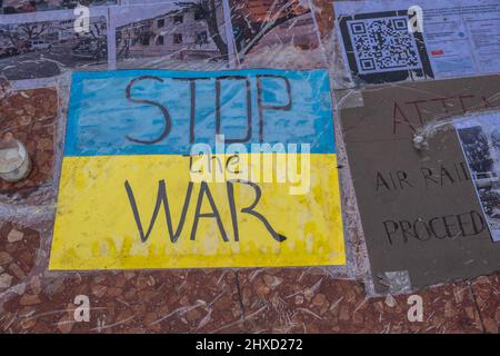 Barcellona, Spagna. 11th Mar 2022. In Plaza de Catalunya si vede un manifesto che chiede la fine della guerra in Ucraina. I volontari ucraini residenti a Barcellona svolgono diverse iniziative di sostegno per i loro compatrioti dopo l'occupazione russa dello stato ucraino. (Foto di Paco Freire/SOPA Images/Sipa USA) Credit: Sipa USA/Alamy Live News Foto Stock