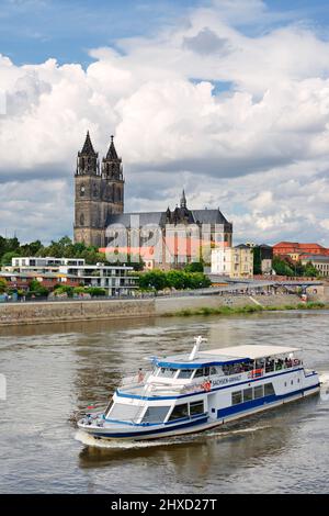 Cattedrale di Magdeburg e barca per escursioni sull'Elba, Magdeburg, Sassonia-Anhalt, Germania Foto Stock