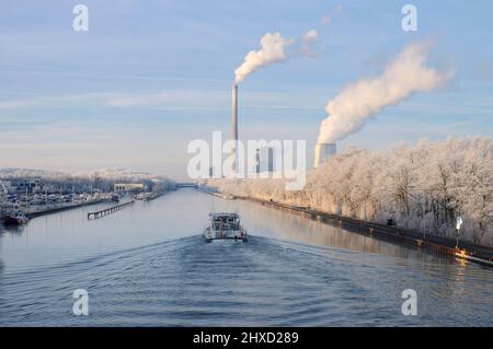 Marina Rünthe, il canale di Datteln-Hamm e la centrale elettrica di Heil in inverno, Bergkamen, Renania settentrionale-Vestfalia, Germania Foto Stock