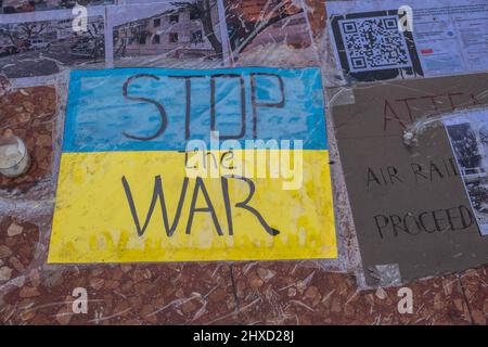 Barcellona, Catalogna, Spagna. 11th Mar 2022. In Plaza de Catalunya si vede un manifesto che chiede la fine della guerra in Ucraina. I volontari ucraini residenti a Barcellona svolgono diverse iniziative di sostegno per i loro compatrioti dopo l'occupazione russa dello stato ucraino. (Credit Image: © Paco Freire/SOPA Images via ZUMA Press Wire) Credit: ZUMA Press, Inc./Alamy Live News Foto Stock