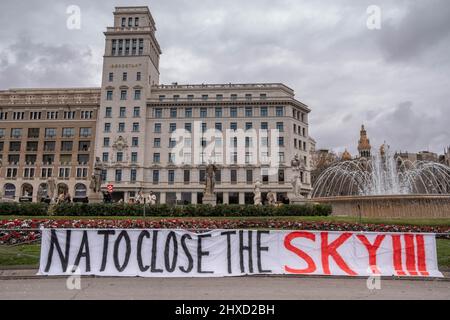 Barcellona, Spagna. 11th Mar 2022. In Plaza Catalunya si vede un grande banner che chiede alla NATO di chiudere lo spazio aereo sull'Ucraina. I volontari ucraini residenti a Barcellona svolgono diverse iniziative di sostegno per i loro compatrioti dopo l'occupazione russa dello stato ucraino. (Foto di Paco Freire/SOPA Images/Sipa USA) Credit: Sipa USA/Alamy Live News Foto Stock