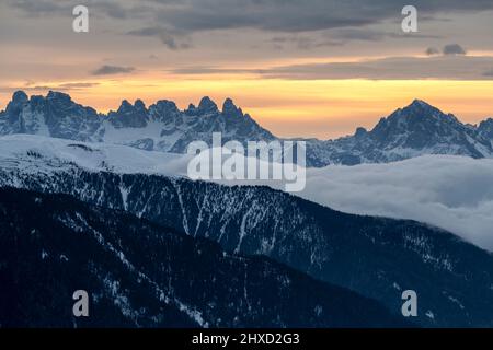 Sabbia a Taufers, provincia di Bolzano, Alto Adige, Italia. Alba in cima al Sonnklar con vista sulla Val Pusteria fino alle Dolomiti. Foto Stock