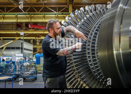 Meccanico industriale che lavora su una turbina a vapore, MAN Energy Solutions, Oberhausen, Renania settentrionale-Vestfalia, Germania Foto Stock