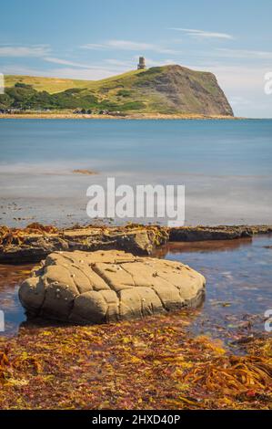 Vista su Kimmeridge Bay, Dorset, Inghilterra, Regno Unito guardando verso est verso la Clavell Tower su Hen Cliff. Parte della Jurassic Coast e del South West Coast Path Foto Stock