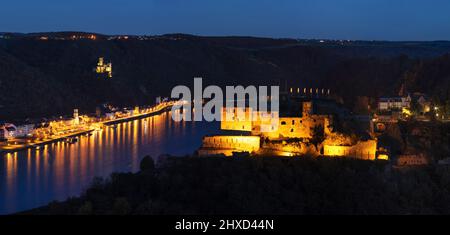 Vista sul castello di Engelsburg fino al castello di Gutenfels, Kaub, Valle del Reno, Renania-Palatinato, Germania Foto Stock