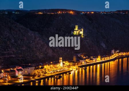 Vista sul Reno fino a Kaub con il Castello di Gutenfels, la Valle del Reno, Renania-Palatinato, Germania Foto Stock