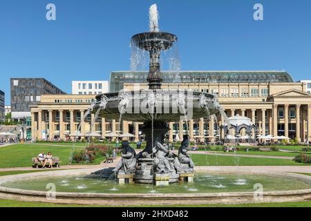 Fontana di Schlossplatz con vista sul Königsbau, Stoccarda, Baden-Württemberg, Germania Foto Stock