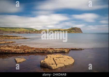 Vista su Kimmeridge Bay, Dorset, Inghilterra, Regno Unito guardando verso est verso la Clavell Tower su Hen Cliff. Parte della Jurassic Coast e del South West Coast Path Foto Stock