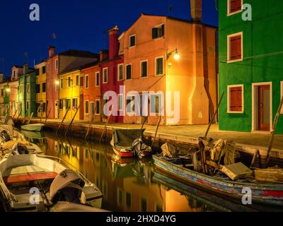 Sulla strada di Burano nella laguna di Venezia Foto Stock