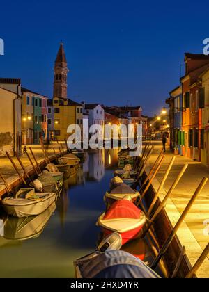 Sulla strada di Burano nella laguna di Venezia Foto Stock