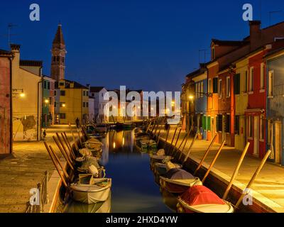 Sulla strada di Burano nella laguna di Venezia Foto Stock