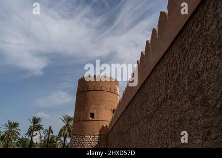 Al Suwaiq Fort, situato vicino al Golfo di Oman, il forte si distingue per le sue torri rotonde su tre angoli, mentre il quarto è un muro di protezione b Foto Stock