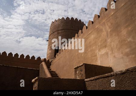 Al Suwaiq Fort, situato vicino al Golfo di Oman, il forte si distingue per le sue torri rotonde su tre angoli, mentre il quarto è un muro di protezione b Foto Stock