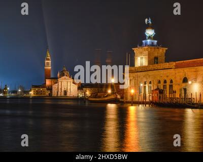 Vista sul Canal Grande fino al Campanile di San Giorgio, alla Chiesa di San Giorgio maggiore e alla Punta della Dogana, Venezia Foto Stock