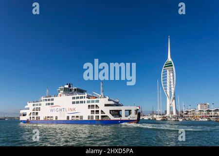 Inghilterra, Hampshire, Portsmouth, Daytime View of the Spinnaker Tower and Wightlink Portsmouth to the Isle of Wight Ferry St.Clare Foto Stock