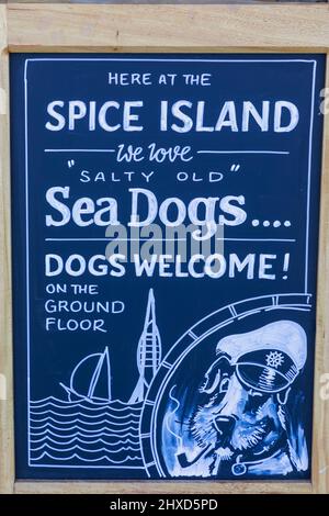 Inghilterra, Hampshire, Portsmouth, Old Portsmouth, Bath Square, The Spice Island Pub, divertente cartello di benvenuto di Dog Foto Stock