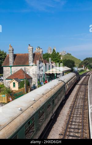 Inghilterra, Dorset, Isola di Purbeck, Corfe Castle, la storica stazione ferroviaria e treno a vapore Foto Stock