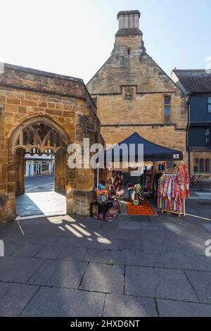 Inghilterra, Dorset, Sherborne, il colorato Market Day Stall e il condotto Foto Stock