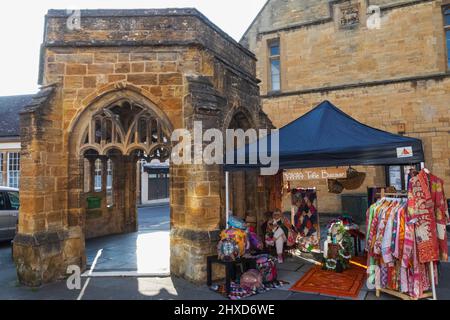 Inghilterra, Dorset, Sherborne, il colorato Market Day Stall e il condotto Foto Stock