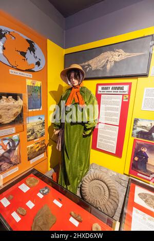 Inghilterra, Dorset, Dorchester, il Museo dei Dinosauri, la Statua di Mary Anning, la famosa Fossilista femminile Foto Stock