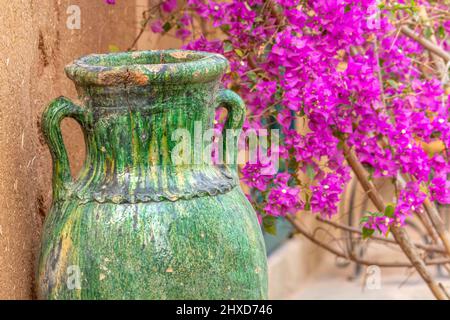 Tradizionale ceramica verde di Tamegroute in Marocco. Ceramica berbera e ceramica marocchina. Foto Stock